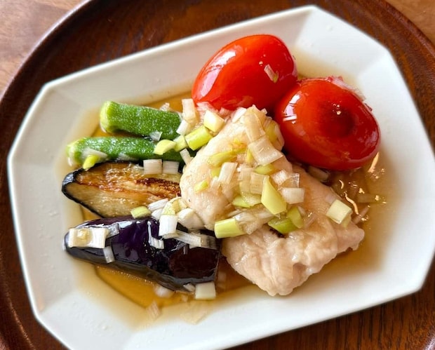 これで夏を乗り切れる!じゅわっとおいしい「夏野菜とささみの香味焼き浸し」