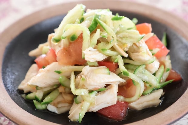 火を使わず10分!鶏むね肉入り「トマトときゅうりの中華和え」【節約レシピ】