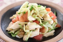 火を使わず10分！鶏むね肉入り「トマトときゅうりの中華和え」【節約レシピ】