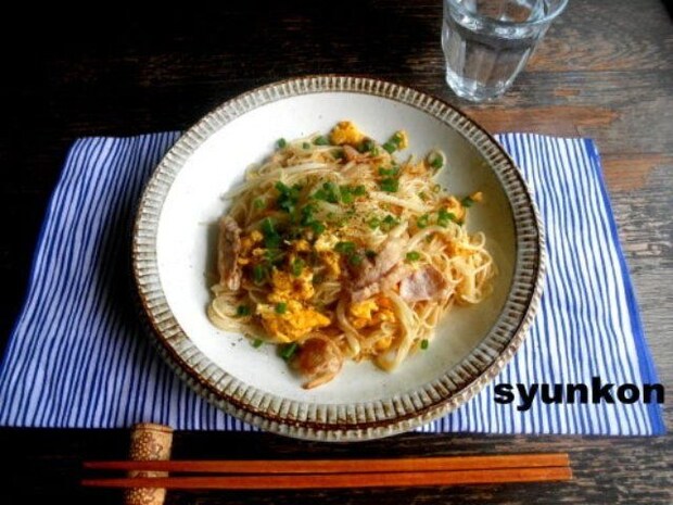 くっつきにくいコツも！「豚肉と卵ともやしのそうめんチャンプルー」