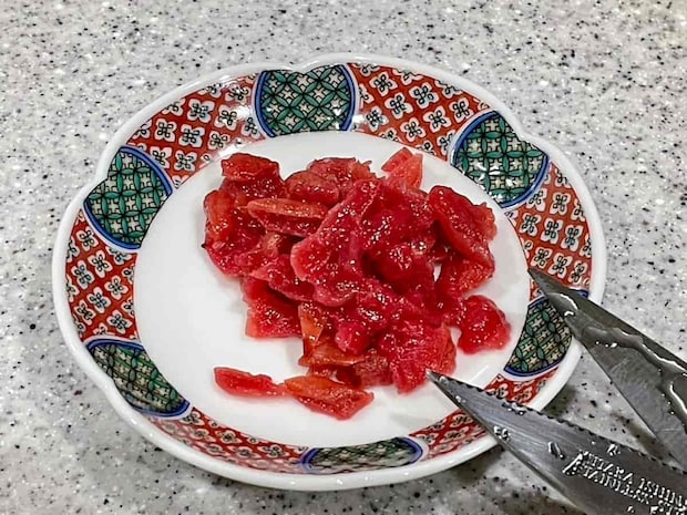 暑い日にさっぱりと海ごはん!「梅ちりめんワカメご飯のおにぎり」