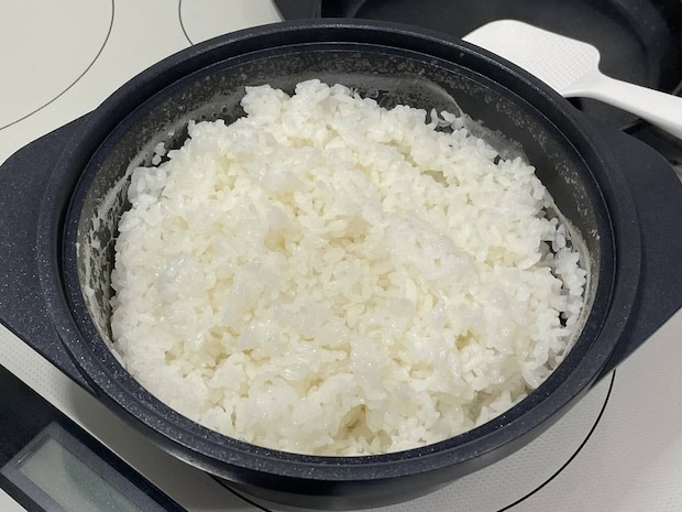 暑い日にさっぱりと海ごはん!「梅ちりめんワカメご飯のおにぎり」