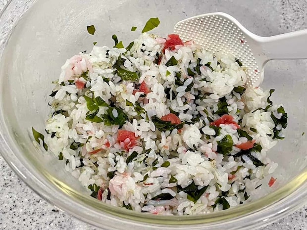 暑い日にさっぱりと海ごはん!「梅ちりめんワカメご飯のおにぎり」