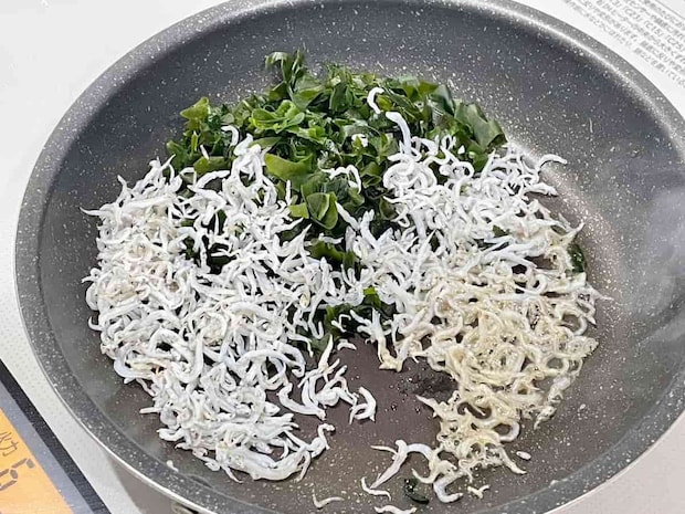 暑い日にさっぱりと海ごはん!「梅ちりめんワカメご飯のおにぎり」