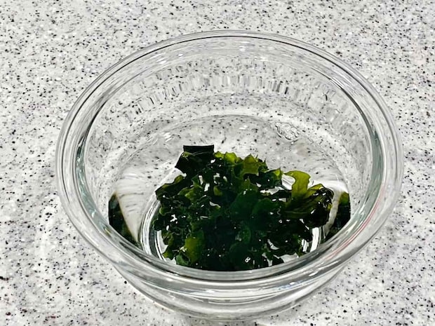 暑い日にさっぱりと海ごはん!「梅ちりめんワカメご飯のおにぎり」