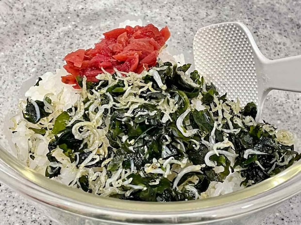 暑い日にさっぱりと海ごはん!「梅ちりめんワカメご飯のおにぎり」