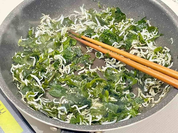 暑い日にさっぱりと海ごはん!「梅ちりめんワカメご飯のおにぎり」