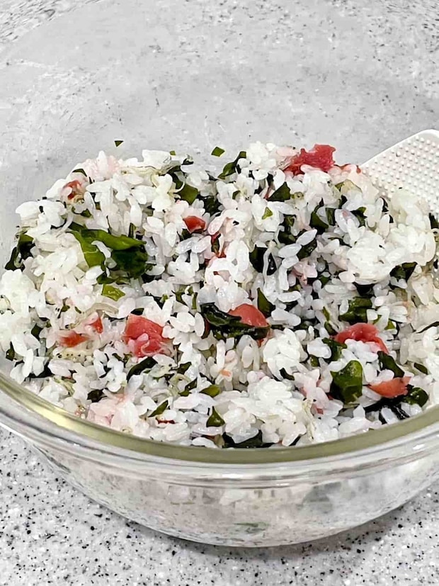 暑い日にさっぱりと海ごはん!「梅ちりめんワカメご飯のおにぎり」