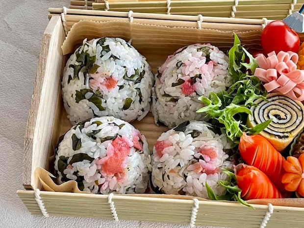 暑い日にさっぱり食べられる!「梅ちりめんわかめおにぎり」レシピ