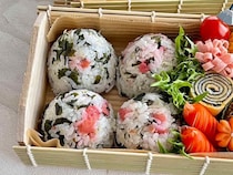 暑い日にさっぱり食べられる！「梅ちりめんわかめおにぎり」レシピ
