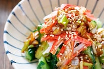 あと一品ほしいときに！彩りもばっちりな「カニカマときゅうりの和え物」