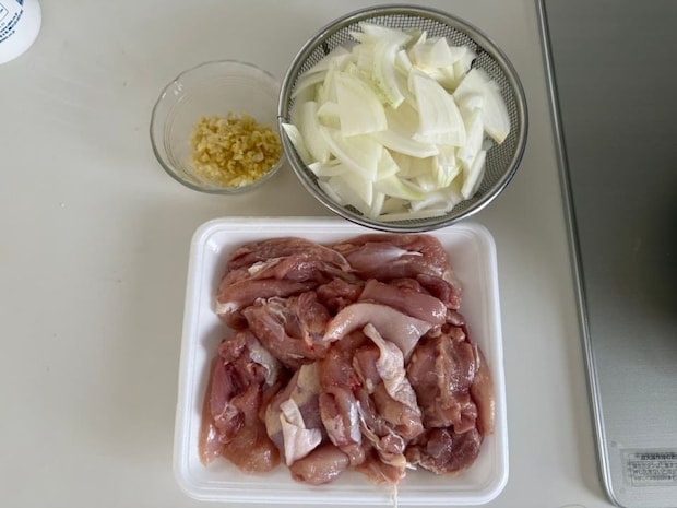 玉ねぎ、鶏もも肉、ニンニク、生姜