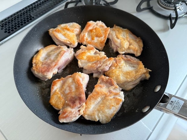 鶏もも肉を焼く