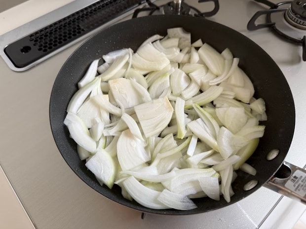 鶏を焼いた後のフライパンを使う