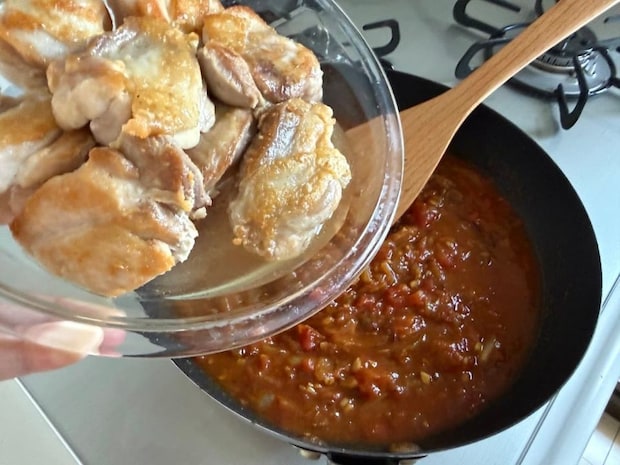 鶏肉を戻し入れる