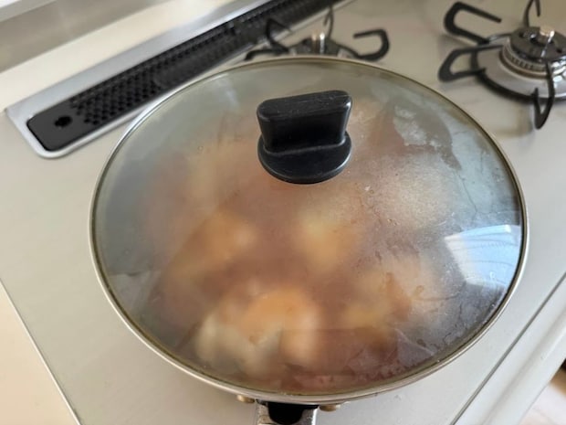 蓋をして煮込む