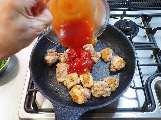 鶏もも肉の一口チキンステーキ・ハニーケチャップソース