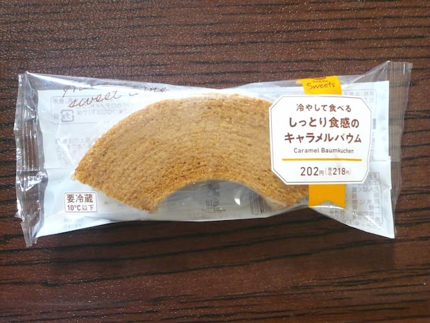 超しっとり♪ファミマ新作「キャラメルバウム」がひんやりおいしい