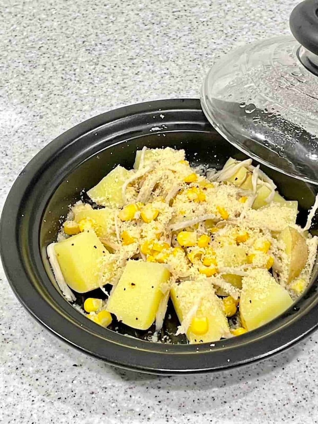 ポテトと舞茸のコーンチーズ蒸し