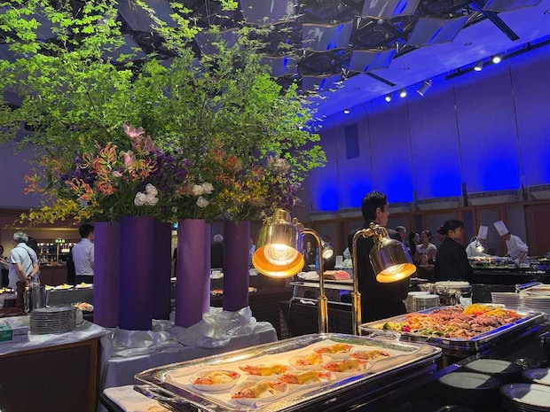 帝国ホテルのメディア懇親会会場に並ぶ料理と華やかな装花