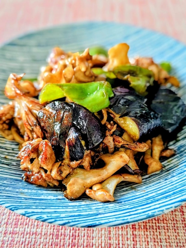 調味料は焼肉のたれだけ!「ピーマンとなすとまいたけのコク炒め」