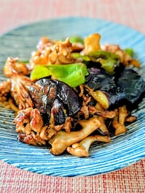 調味料は焼肉のたれだけ！「ピーマンとなすとまいたけのコク炒め」