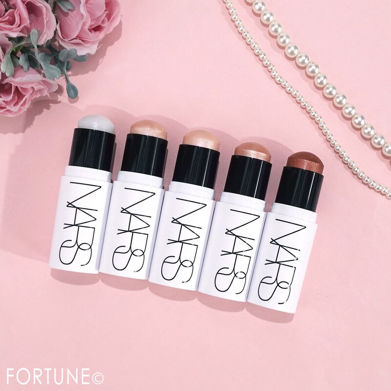 NARS（ナーズ）26年夏新作｜ツヤを纏う『ライトリフレクティング ルミナイジングスティック』が登場