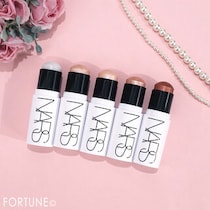NARS（ナーズ）26年夏新作｜ツヤを纏う『ライトリフレクティング ルミナイジングスティック』が登場