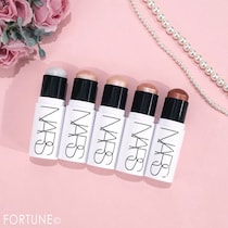 NARS（ナーズ）26年夏新作｜ツヤを纏う『ライトリフレクティング ルミナイジングスティック』が登場