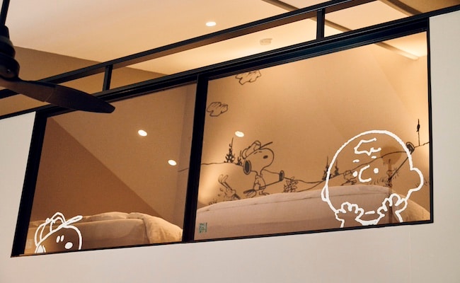 ロフトのガラスにあしらわれたチャーリー・ブラウンのデザイン