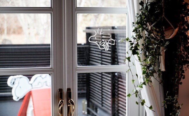 部屋の窓にあしらわれたウッドストックのデザイン