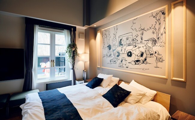 部屋にあるキングサイズのベッド