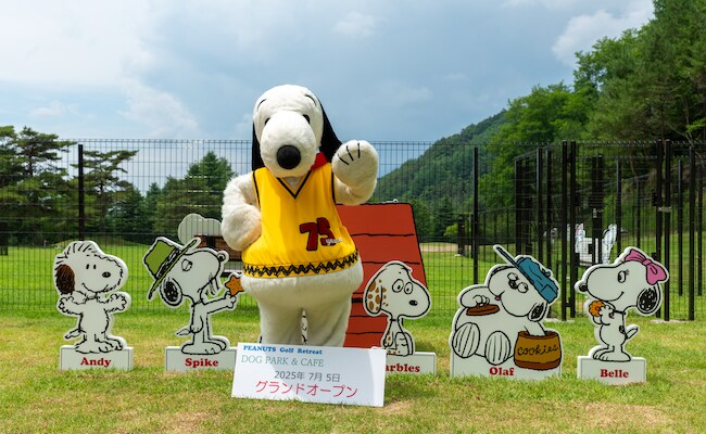 スヌーピーが『DOG PARK & SPIKE CAFE』を祝う様子