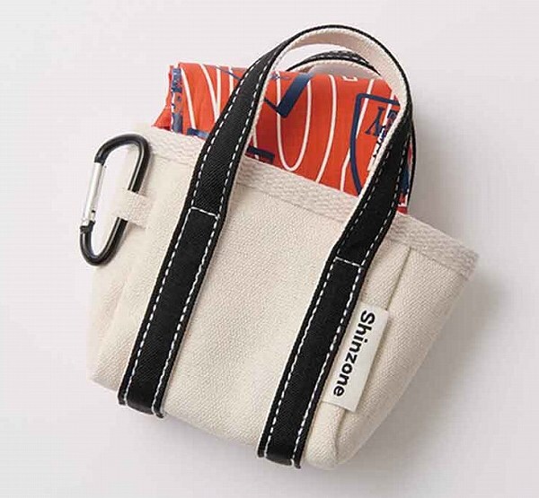 カラビナ付きのトート型チャーム