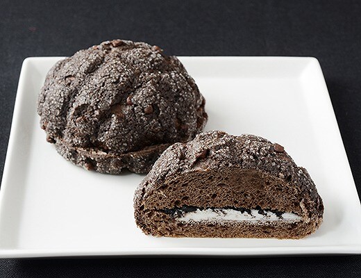 ブラックメロンパン