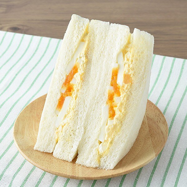 大きなサンドイッチ　たまごづくし