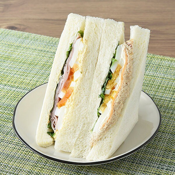 大きなサンドイッチ　人気具材の彩りミックス