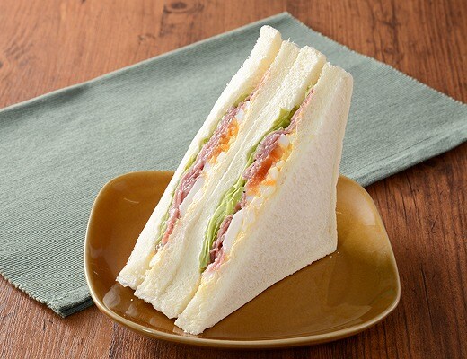 大きなサンドイッチ　パストラミビーフとたまご