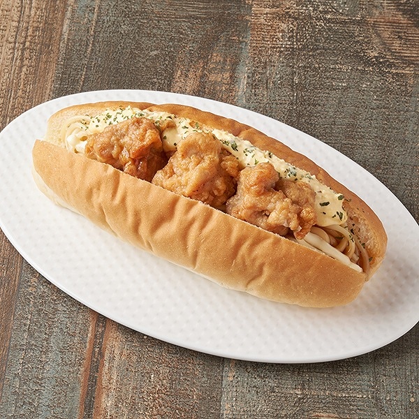 大きなロールパンからあげ&パスタ