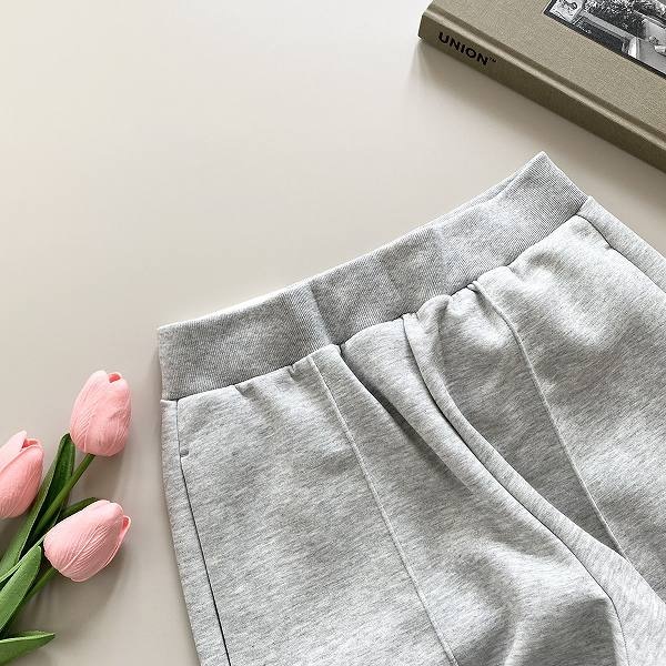 ウエストはゴム仕様