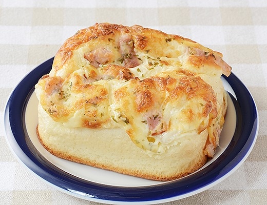 ふんわり生地にオニオン、ベーコン、チーズの具材で大満足！