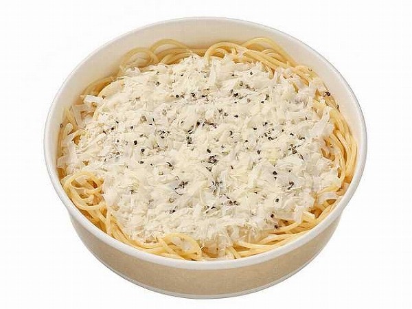 チーズと黒胡椒のパスタ　カチョエペペ風