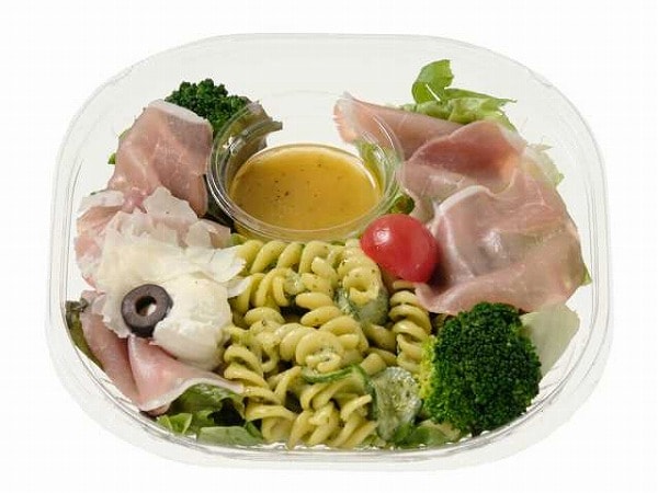 生ハムとチーズのバジルサラダ