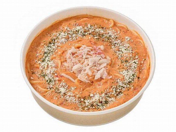 本ズワイ蟹をのせたトマトクリームパスタ