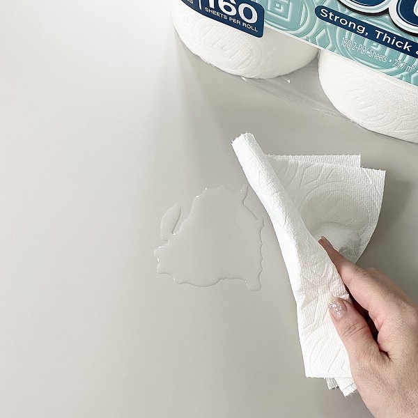 テーブルにこぼした