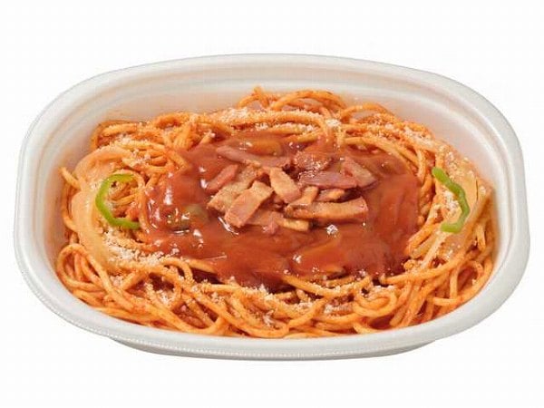 ケチャップソースの大盛ナポリタン