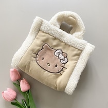 罪レベルの可愛さ…ネット完売！「探しまくって見つけた」神バズり！セブン限定『ハローキティ』ムートンバッグBOOK！