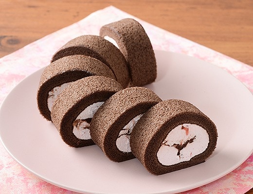 パリっとしたチョコのもち食感ロール(いちごクリーム)