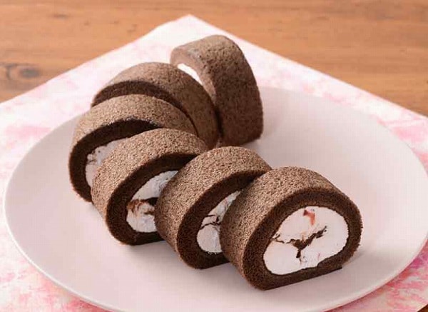 Uchi Café パリっとしたチョコのもち食感ロール（いちごクリーム）