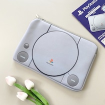 これは反則だわ…プレステそっくり！ゲームファン歓喜！ネット完売！セブン限定『初代PlayStation』クッションケースBOOK！
